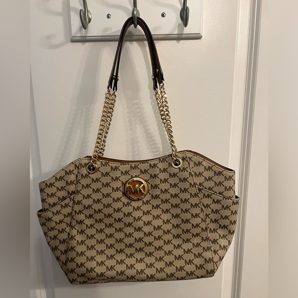 Michael Kors Jet Set Travel Large  Chain Signature Shoulder Bag in Nat/Acorn